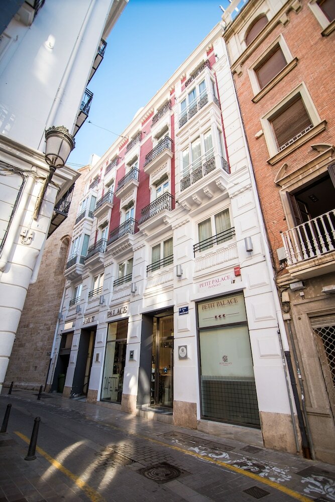 Petit Palace Plaza de La Reina Hotel