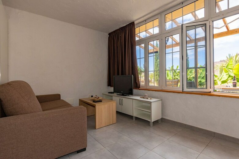 Casa de Vacaciones Con Piscina Compartida En Mog�n I