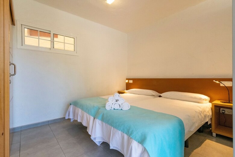 Casa de Vacaciones Con Piscina Compartida En Mog�n I