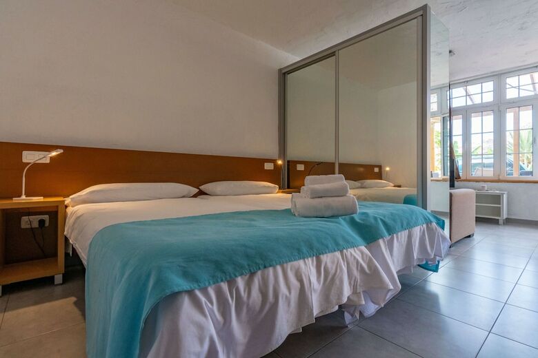 Casa de Vacaciones Con Piscina Compartida En Mog�n I