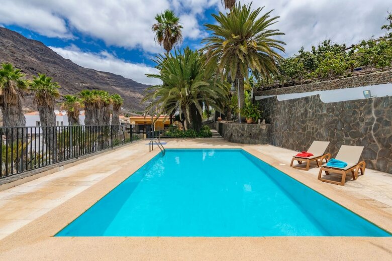 Casa de Vacaciones Con Piscina Compartida En Mog�n IV
