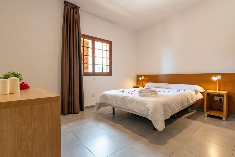Casa de Vacaciones Con Piscina Compartida En Mog�n IV