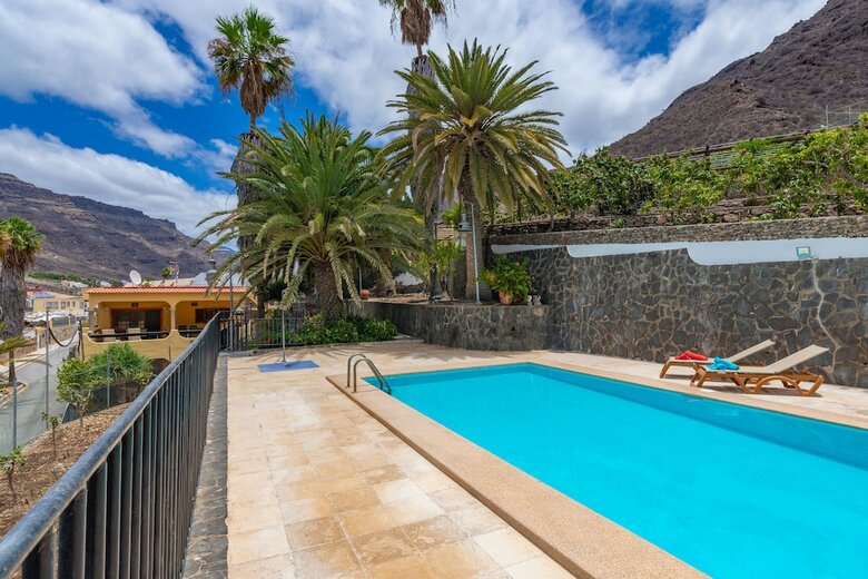 Casa de Vacaciones Con Piscina Compartida En Mog�n IV