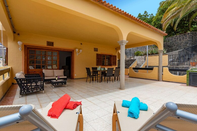 Casa de Vacaciones Con Piscina Compartida En Mog�n IV
