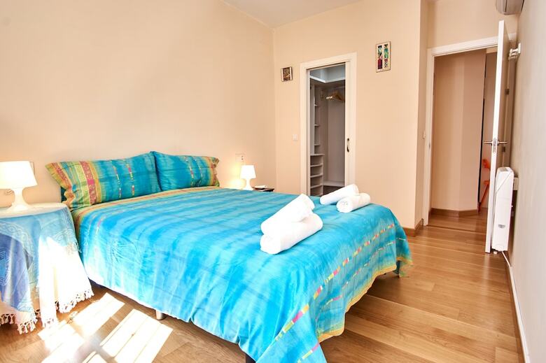 Apartamentos Rodrigo Triana Courtyard By Valcambre