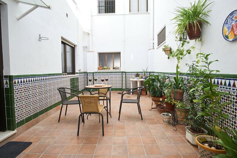 Apartamentos Rodrigo Triana Courtyard By Valcambre