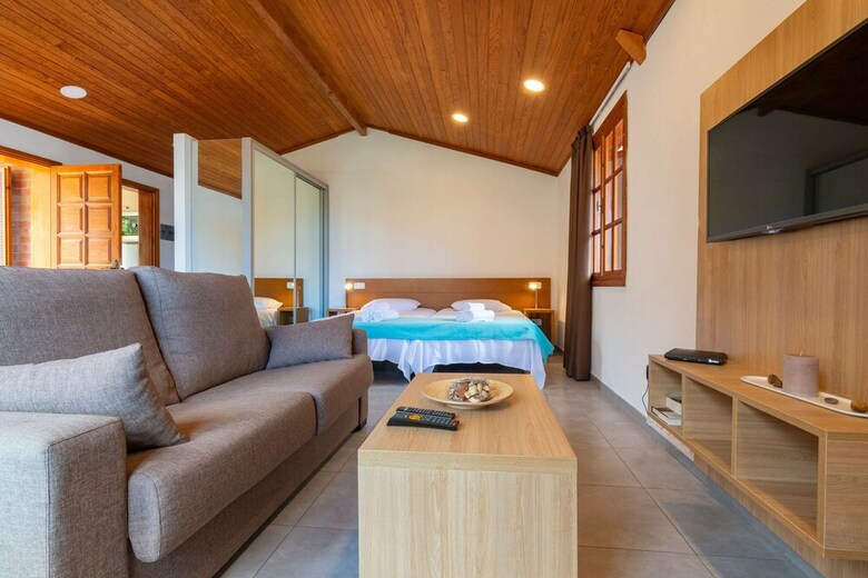 Casa de Vacaciones Con Piscina Compartida En Mog�n II