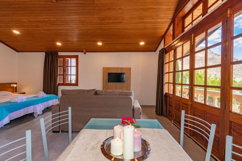 Casa de Vacaciones Con Piscina Compartida En Mog�n II
