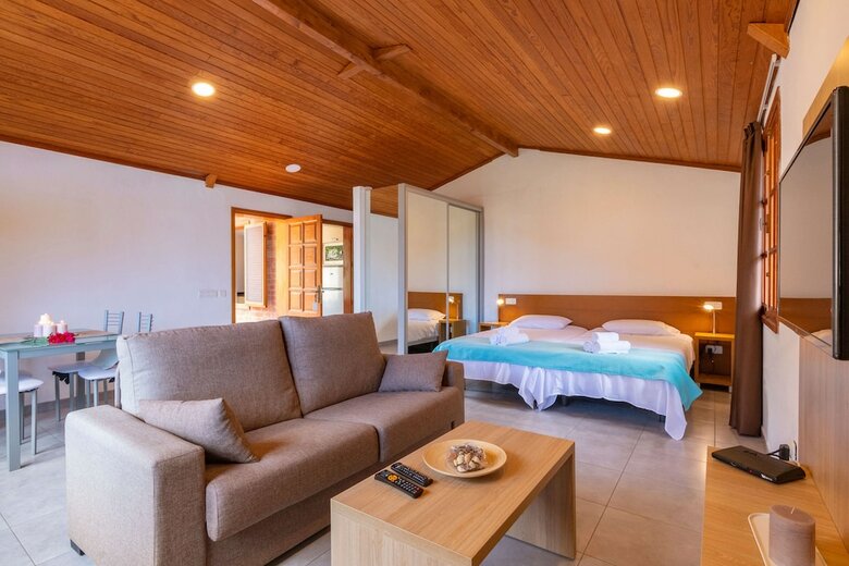 Casa de Vacaciones Con Piscina Compartida En Mog�n II
