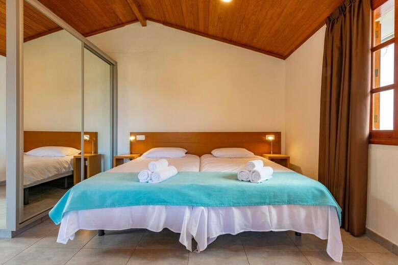 Casa de Vacaciones Con Piscina Compartida En Mog�n II