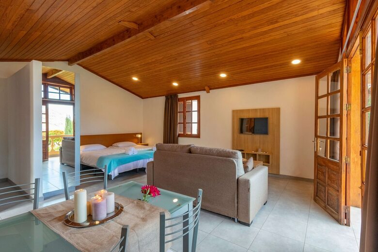 Casa de Vacaciones Con Piscina Compartida En Mog�n II