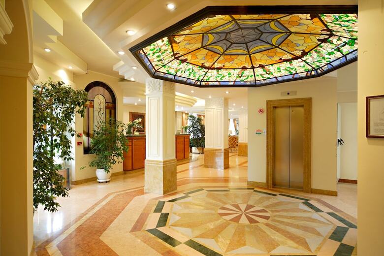 Hotel Mozart(.)