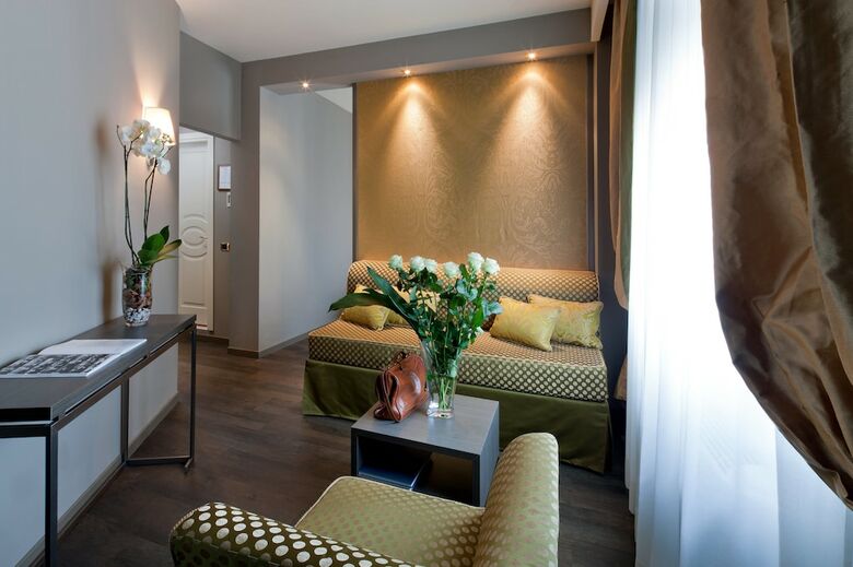 Hotel Mozart(.)