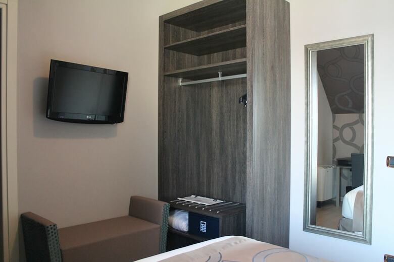 Hotel Mozart(.)