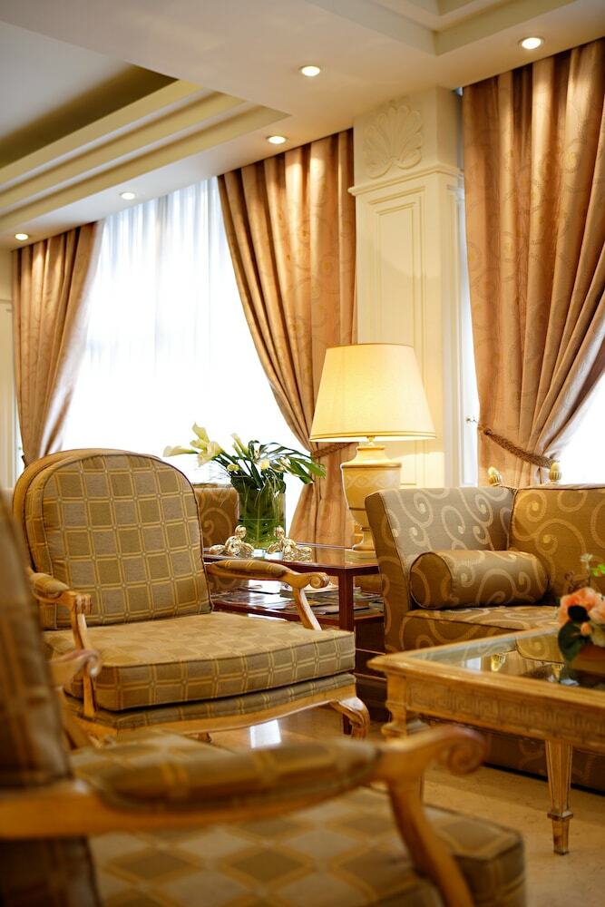 Hotel Mozart(.)