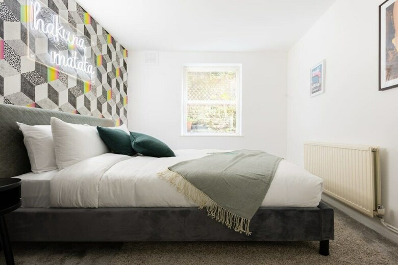 The Kensington Grove - Stylish 2bdr Flat With Private Patio
