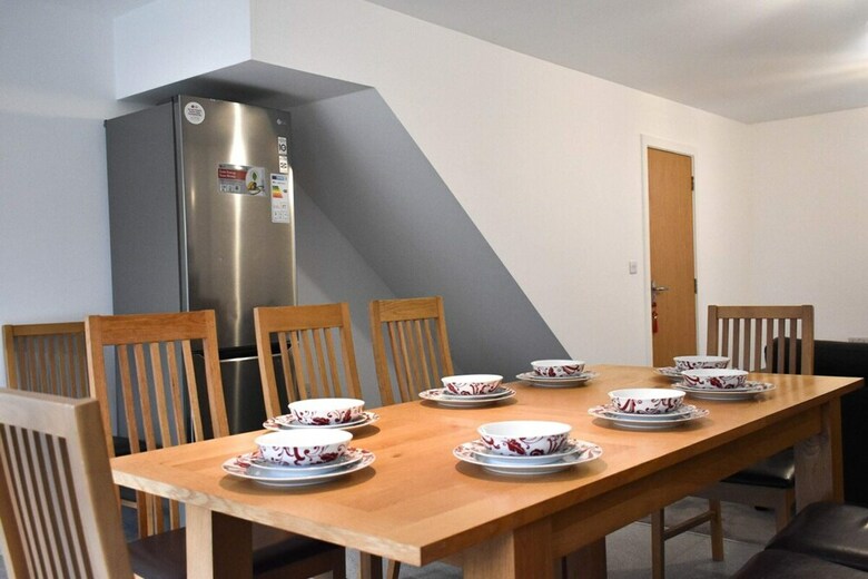 Modern Open Plan 5bd - Free On Street Parking