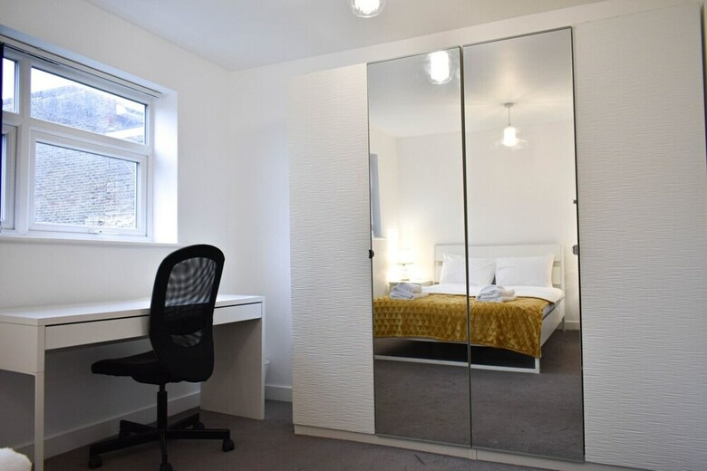 Modern Open Plan 5bd - Free On Street Parking