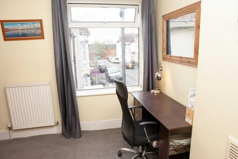 Spacious 2 Bedroom Property In Bristol