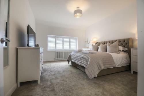 Ryecroft - 6 Bedroom Holiday Home - Tenby