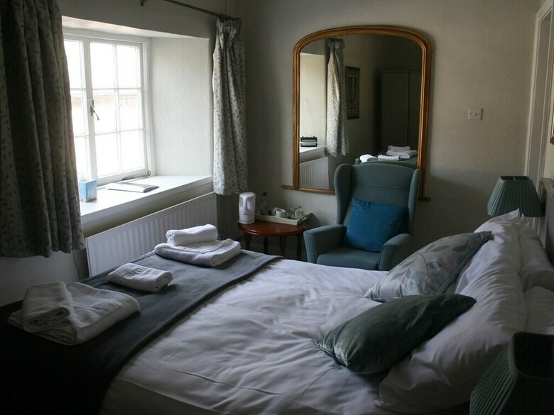 The Ilchester Arms Hotel