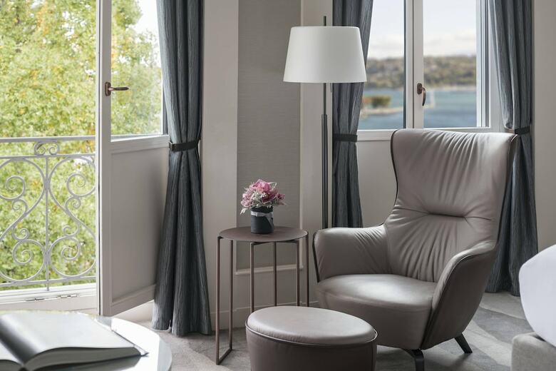The Ritz-carlton Hotel de La Paix
