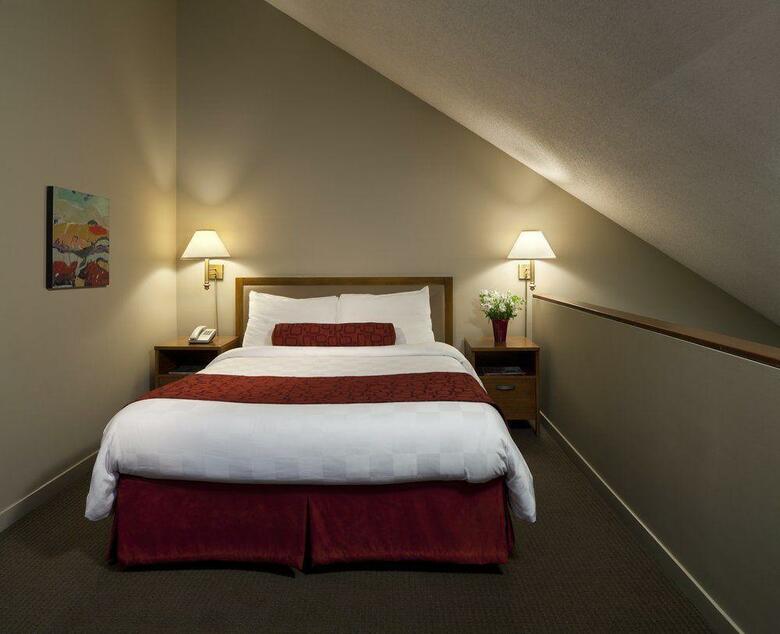 Hotel Whistler Village Inn & Suites