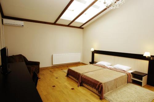 Deluxe Hostel Under The Roof