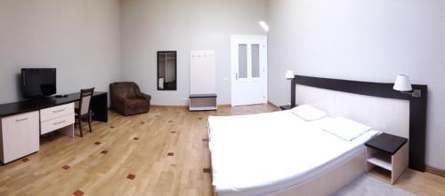 Deluxe Hostel Under The Roof