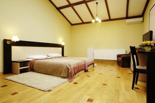 Deluxe Hostel Under The Roof