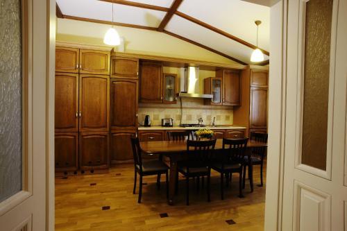 Deluxe Hostel Under The Roof