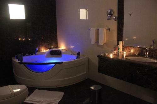Meral Crown Hotel