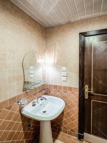 Brzeen Hotel