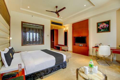 Vaccinated Staff - Townhouse Oak Hotel C Pearls