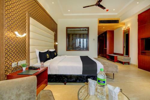 Vaccinated Staff - Townhouse Oak Hotel C Pearls
