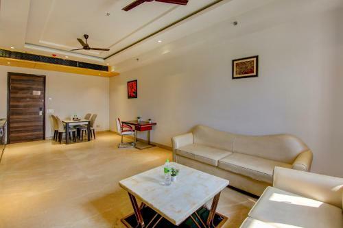 Vaccinated Staff - Townhouse Oak Hotel C Pearls