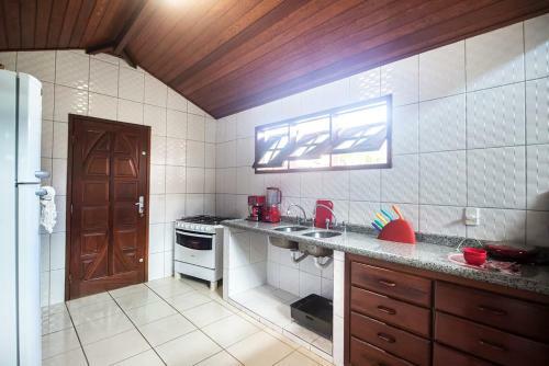 Casa Em Cond Fechado Com Wifi, Piscina E Churrasq
