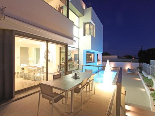 1118 Modern Villa