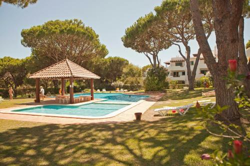 Vilamoura Apartment With Pool