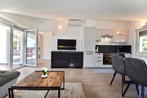 Holiday House With Sea View And Bbq Grill