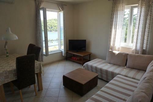 Upstairs 2 Bedroom Apartment On Cinta Beach