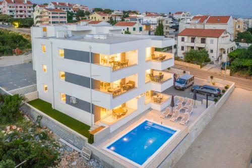 Adna Luxury Apartment With A Pool
