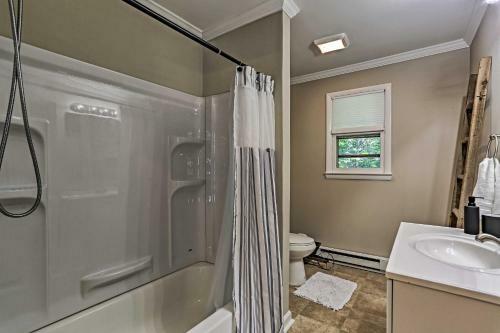 Modern East Stroudsburg Home With Gas Grill!