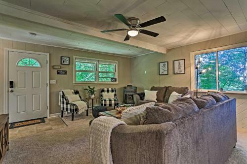 Modern East Stroudsburg Home With Gas Grill!