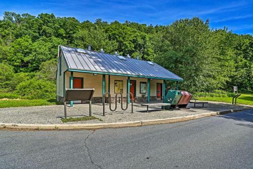 Modern East Stroudsburg Home With Gas Grill!