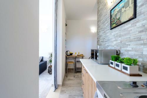 Lorelai Apartments