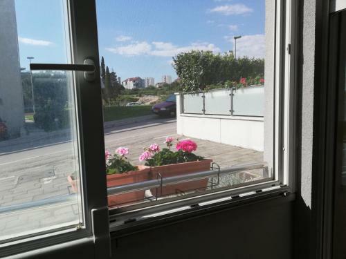 Near Beach Apartment Reno With Private Parking
