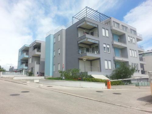 Near Beach Apartment Reno With Private Parking