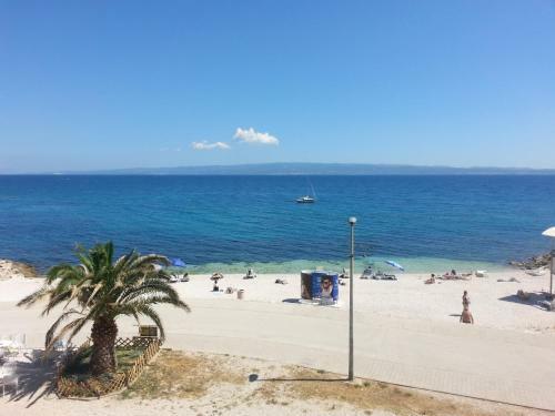 Near Beach Apartment Reno With Private Parking