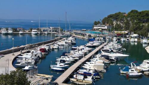 Near Beach Apartment Reno With Private Parking